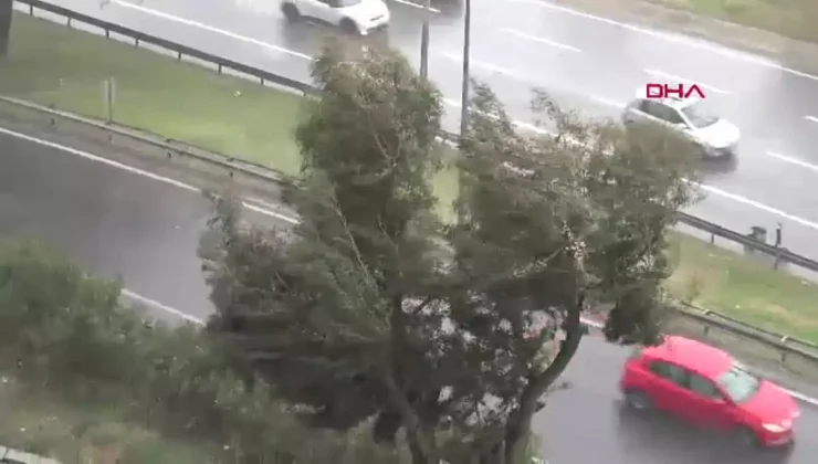 İzmir’de Sağanak Yağmur Hayatı Felç Etti!