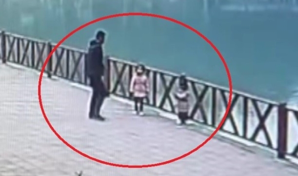 Baba, Kızını Gölden Kurtardı: Kaza Anı Kamerada!