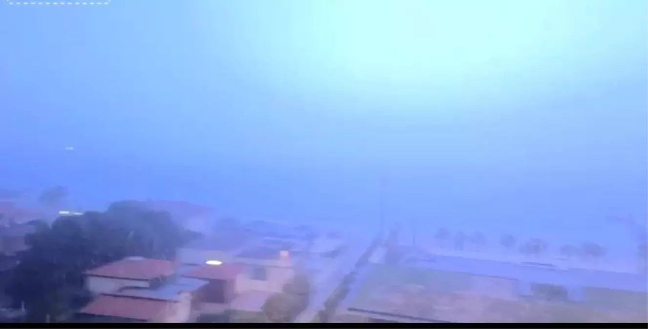 Çeşme ve Karaburun’da Sağanak Yağış ve Şimşekler
