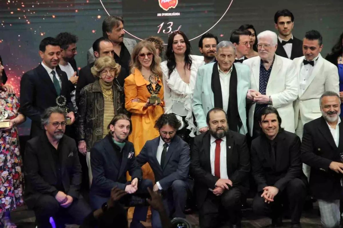 Bedia Muvahhit Tiyatro Ödülleri İzmir’de Coşkuyla!
