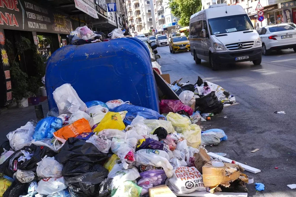 İzmir’de İşçiler Grevde: Çöp Yığınları Sokakları Sardı!