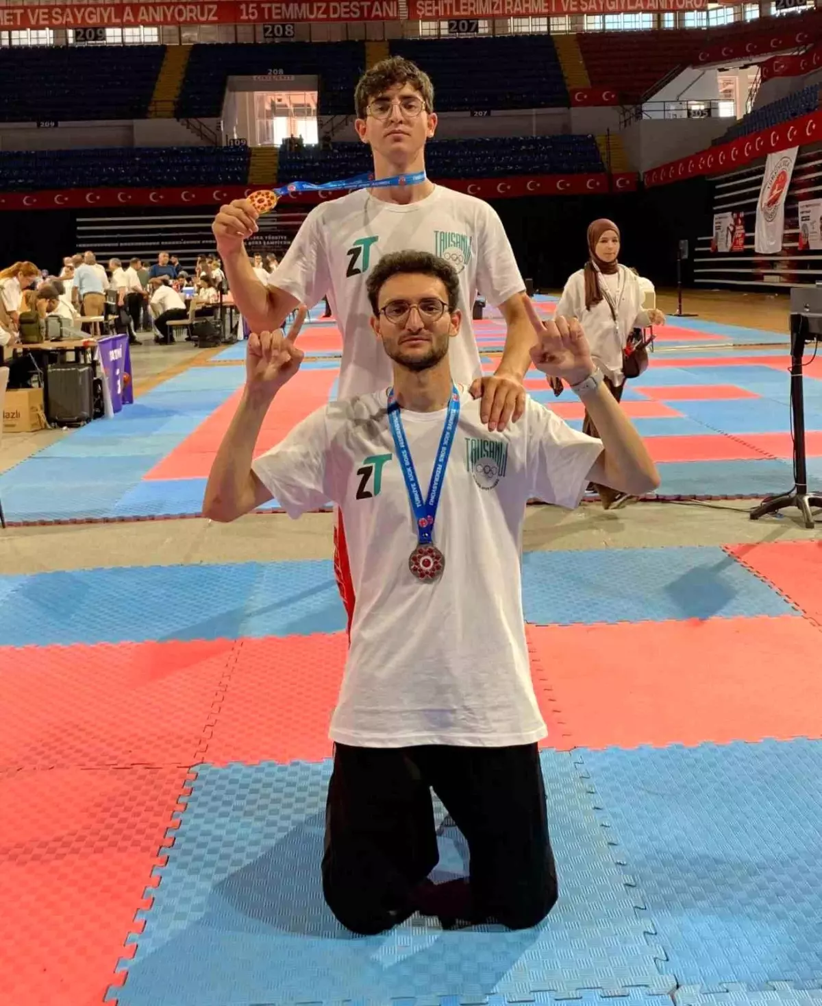 İzmir’de Kardeşlerden Kick Boks’ta Büyük Başarı!
