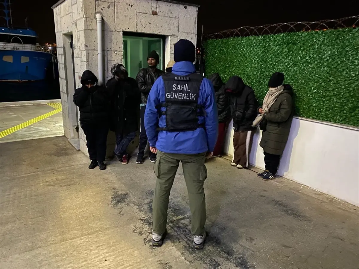 Foça’da 10 Düzensiz Göçmen ve 3 Kaçakçı Yakalandı!