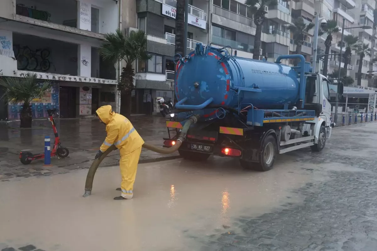 Sağanak İzmir’de Ağaç Devrildi, Araçlar Zarar Gördü!