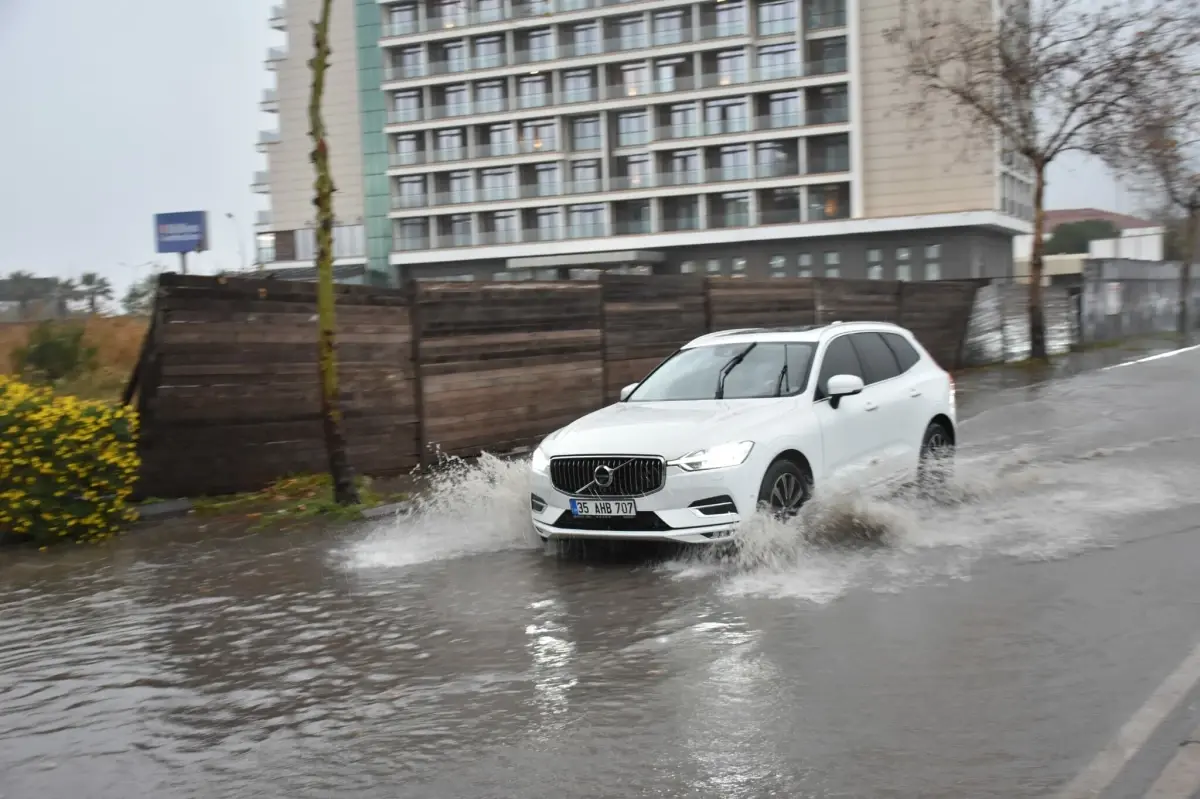 İzmir’de Sağanak Trafiği Olumsuz Etkiledi!