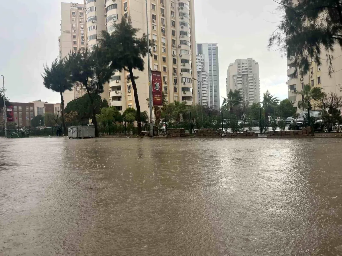 İzmir’de Fırtına ve Yağış Hayatı Olumsuz Etkiledi!