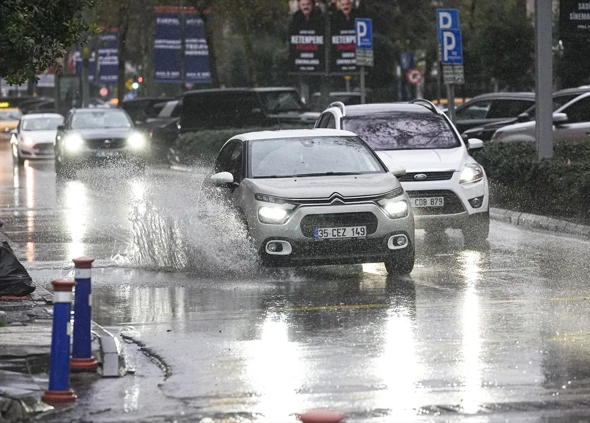 İzmir’de Yağmur ve Fırtına Hayatı Olumsuz Etkiliyor!