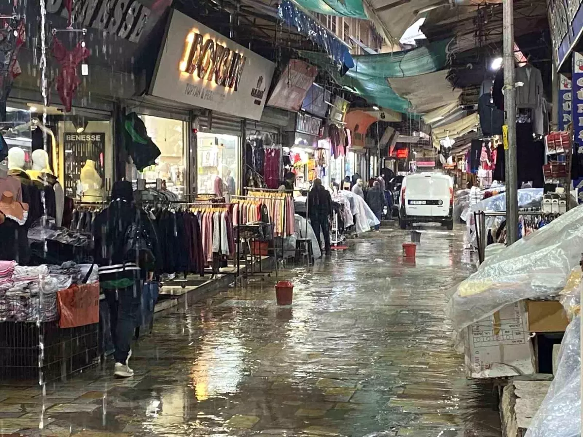 Kemeraltı Çarşısı’nda Su Baskınları Esnafı Vurdu!