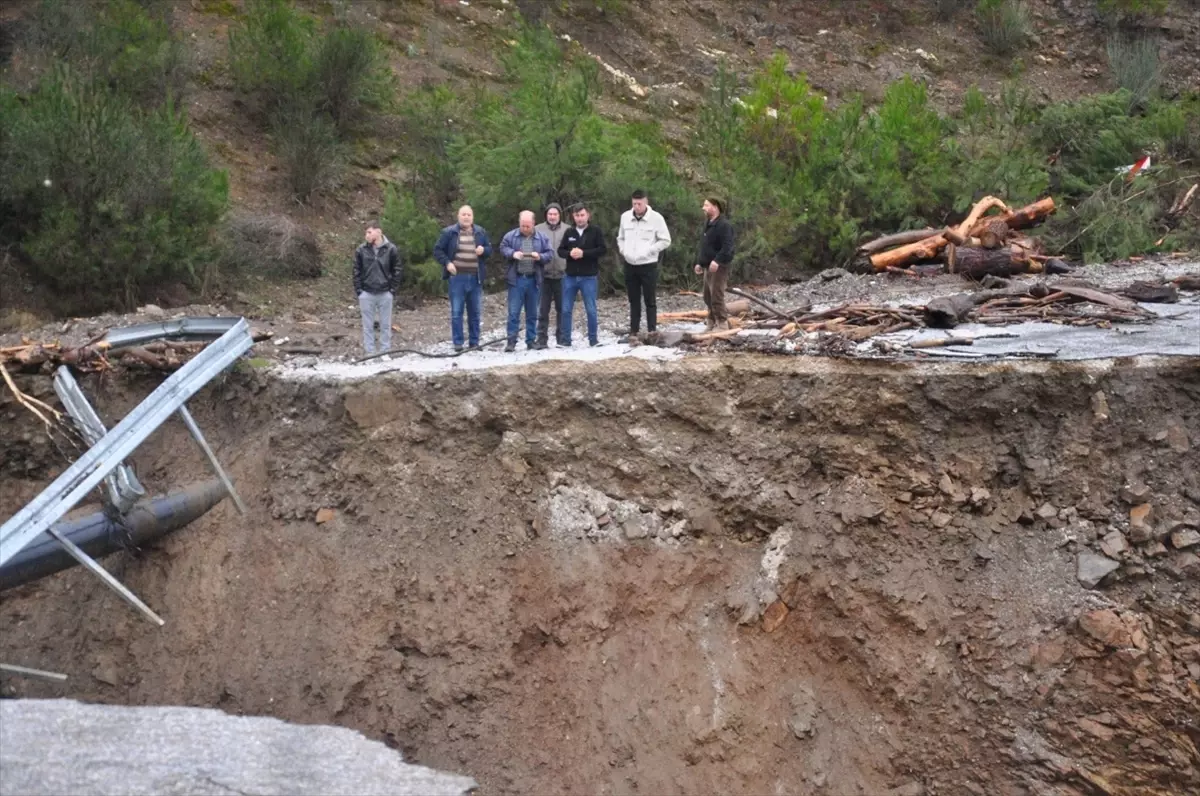 İzmir’de Sağanak Felaketi! Yol ve Köprüler Çöktü