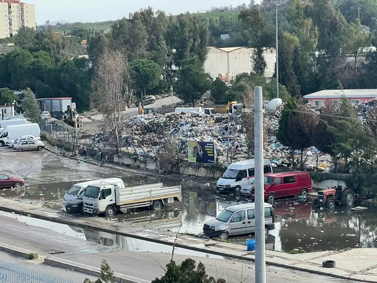 İzmir’de Sel, Çöpleri Sokağa Sürükledi!