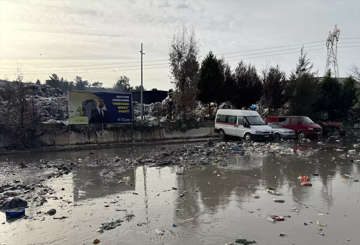 İzmir’de Yağmurla Taşan Çöpler Sağlığı Tehdit Ediyor