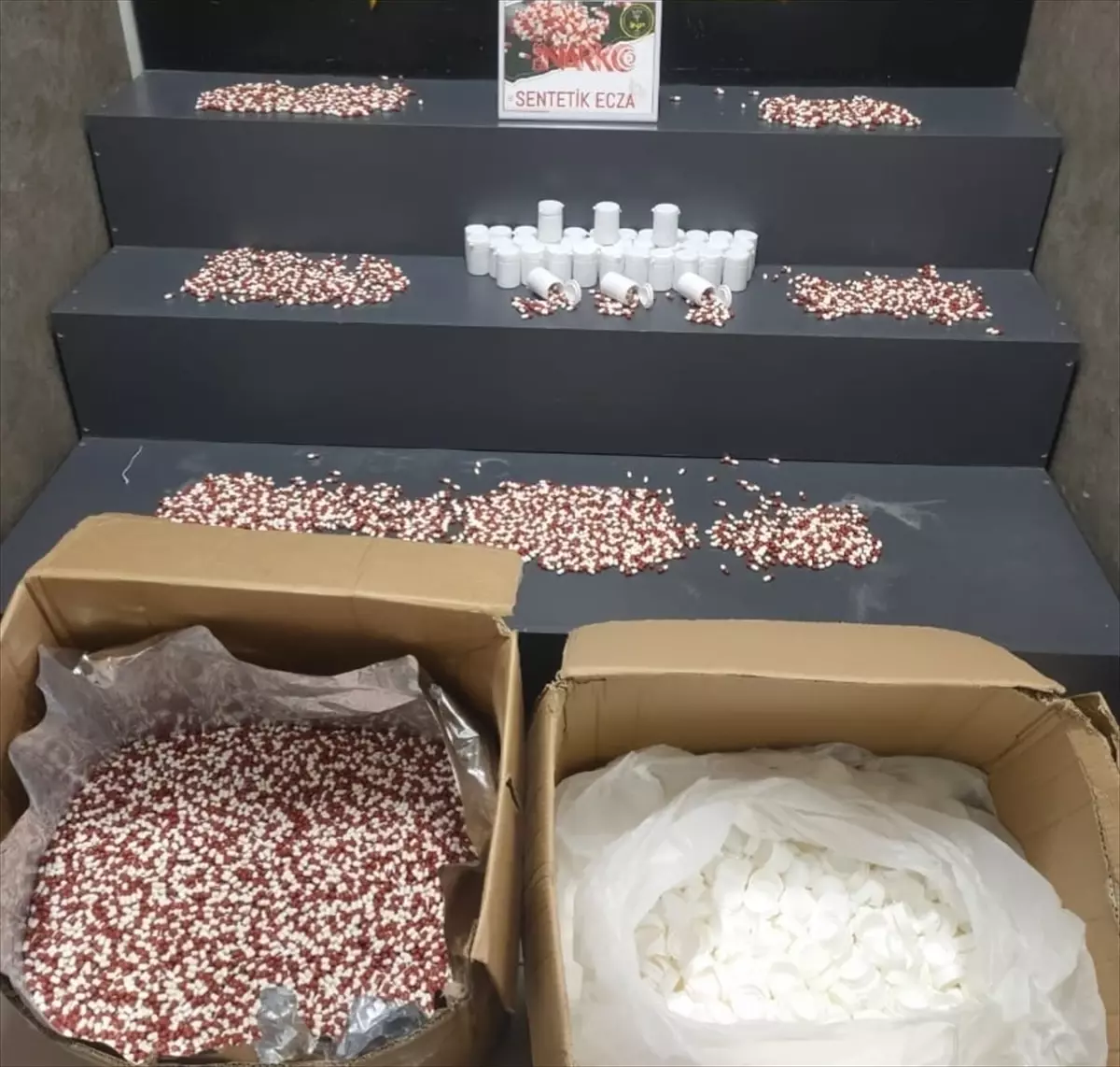 İzmir’de Uyuşturucu Operasyonu: 104 Bin Ecza Ele Geçirildi!