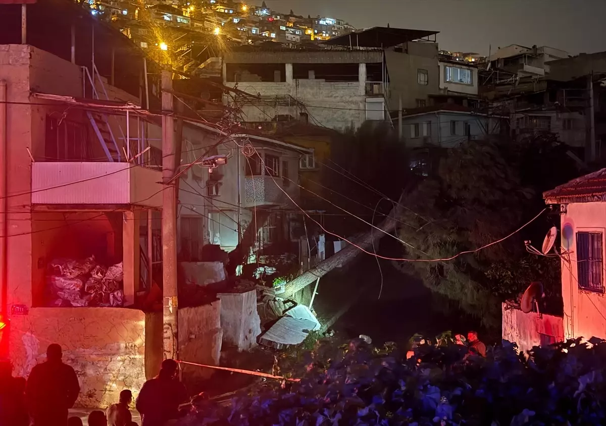 Fırtına İzmir’de Ağaç ve Yangın Alevlendirdi!