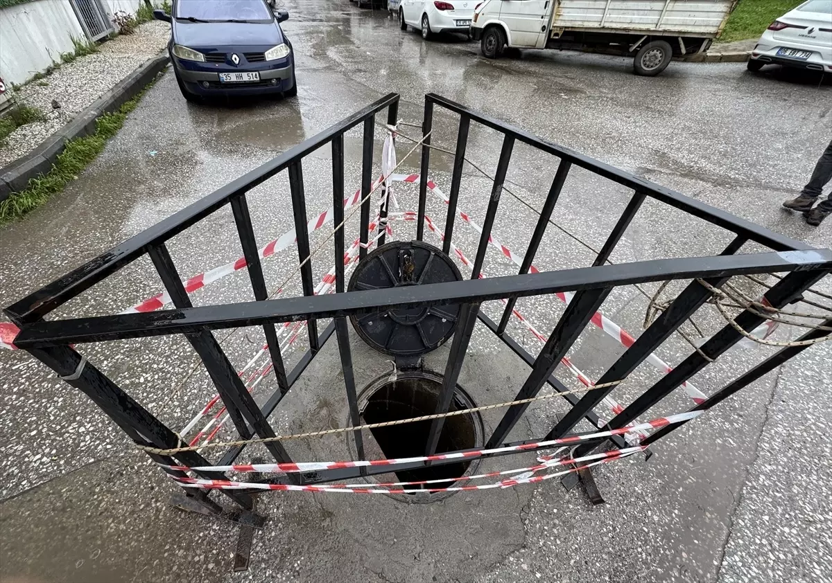 İzmir’de Esnaf Su Tahliyesi İçin Kolları Sıvadı!