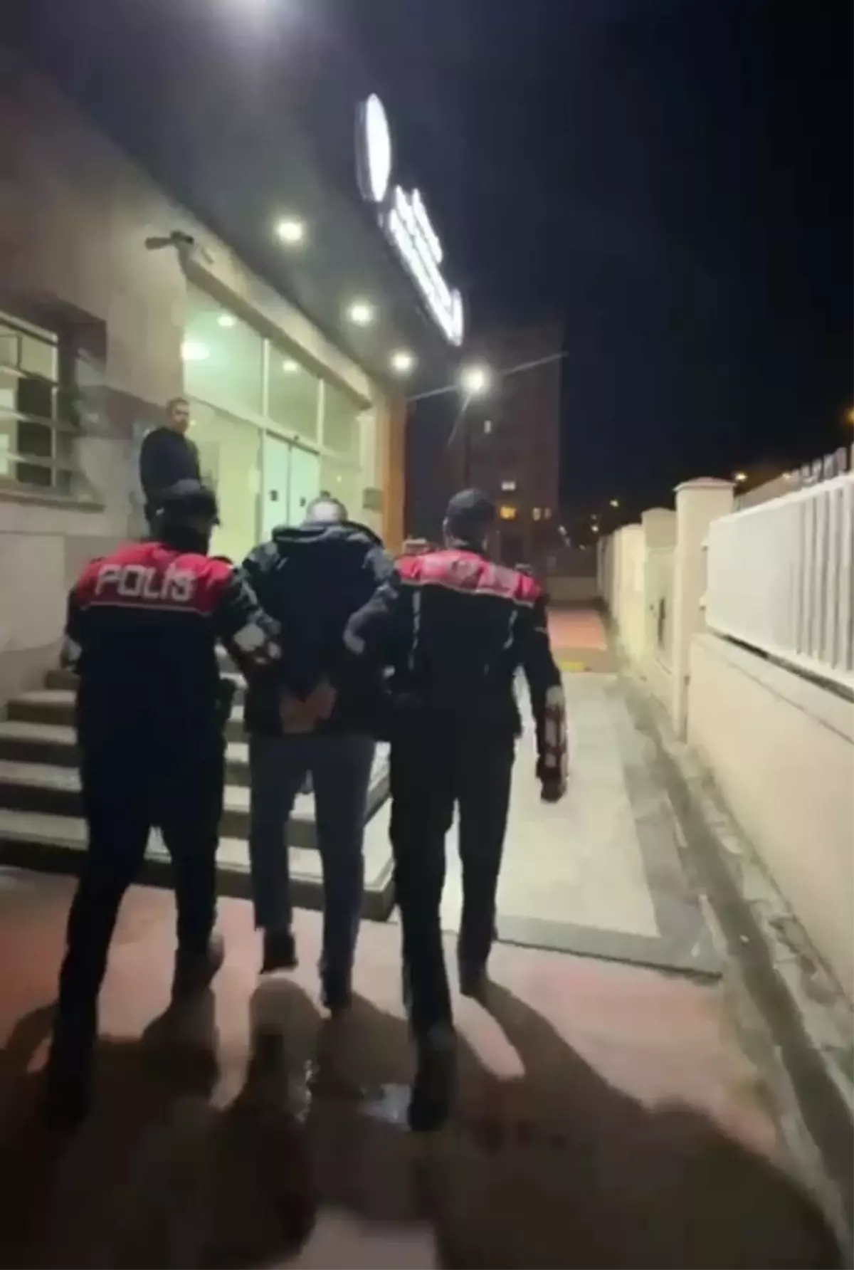 İzmir’de Firari Hükümlüler, İki İlçede Yakalandı!