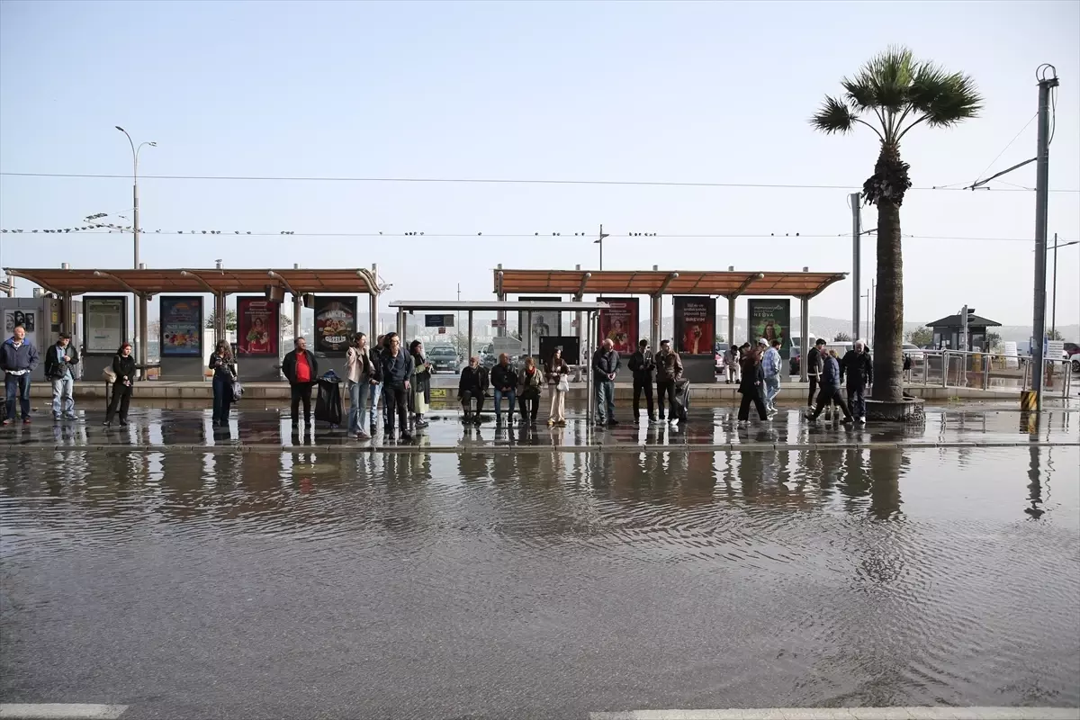 İzmir’de Fırtına: Yol ve Sokaklar Sular Altında!