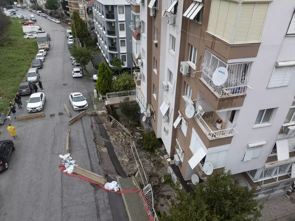 İzmir’de Çöken İstinat Duvarı İçin Çözüm Bekleniyor