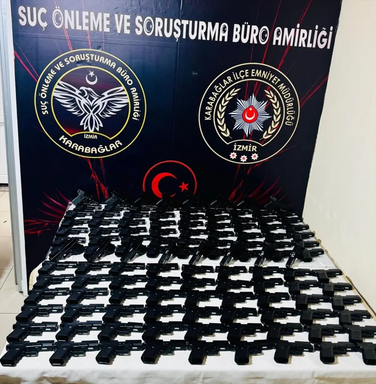 İzmir’de Güvercin Kümesinde 124 Tabanca Ele Geçirildi