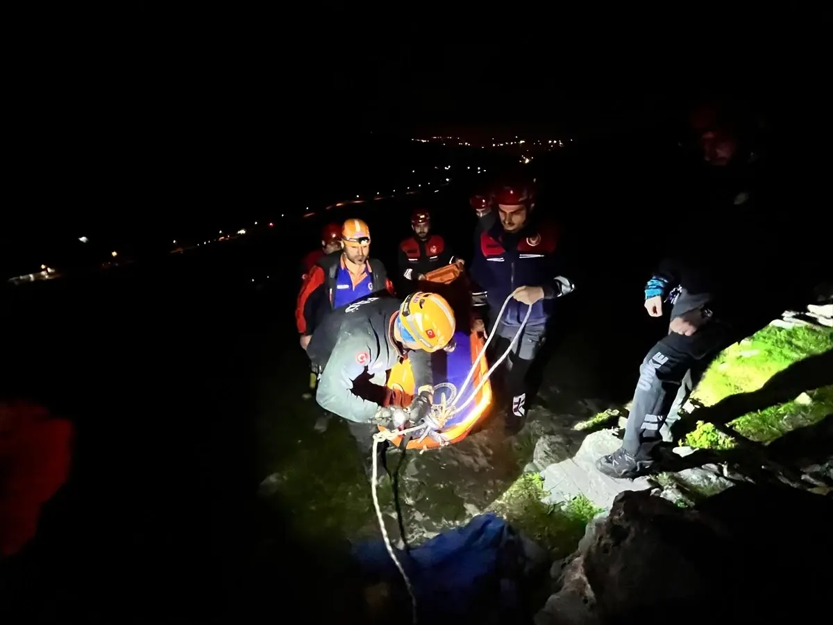 İzmir’de Mağarada Düşen Eğitmen İçin Kurtarma Çalışması