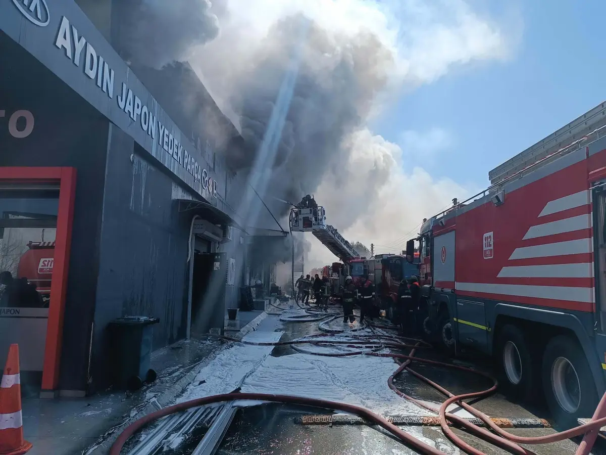 Buca’da Otomotiv Yedek Parça Dükkanında Yangın!