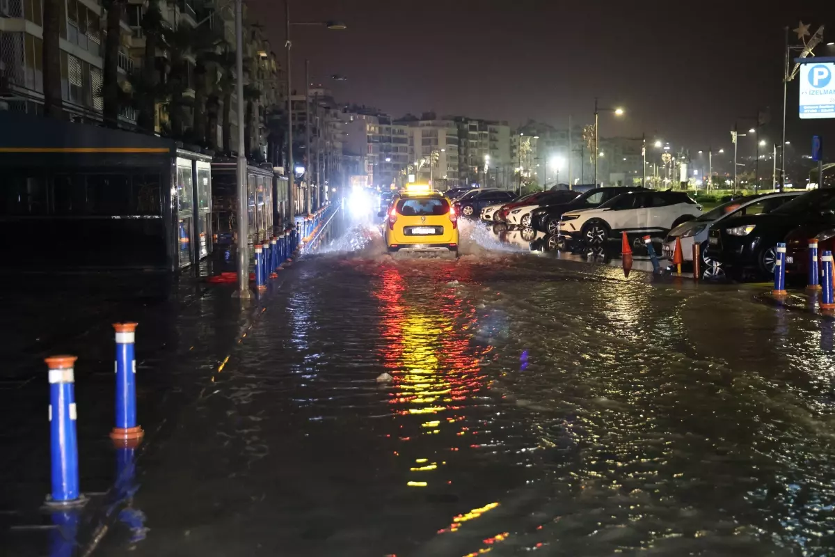 İzmir’de Sağanak ve Fırtına Trafiği Felç Etti!