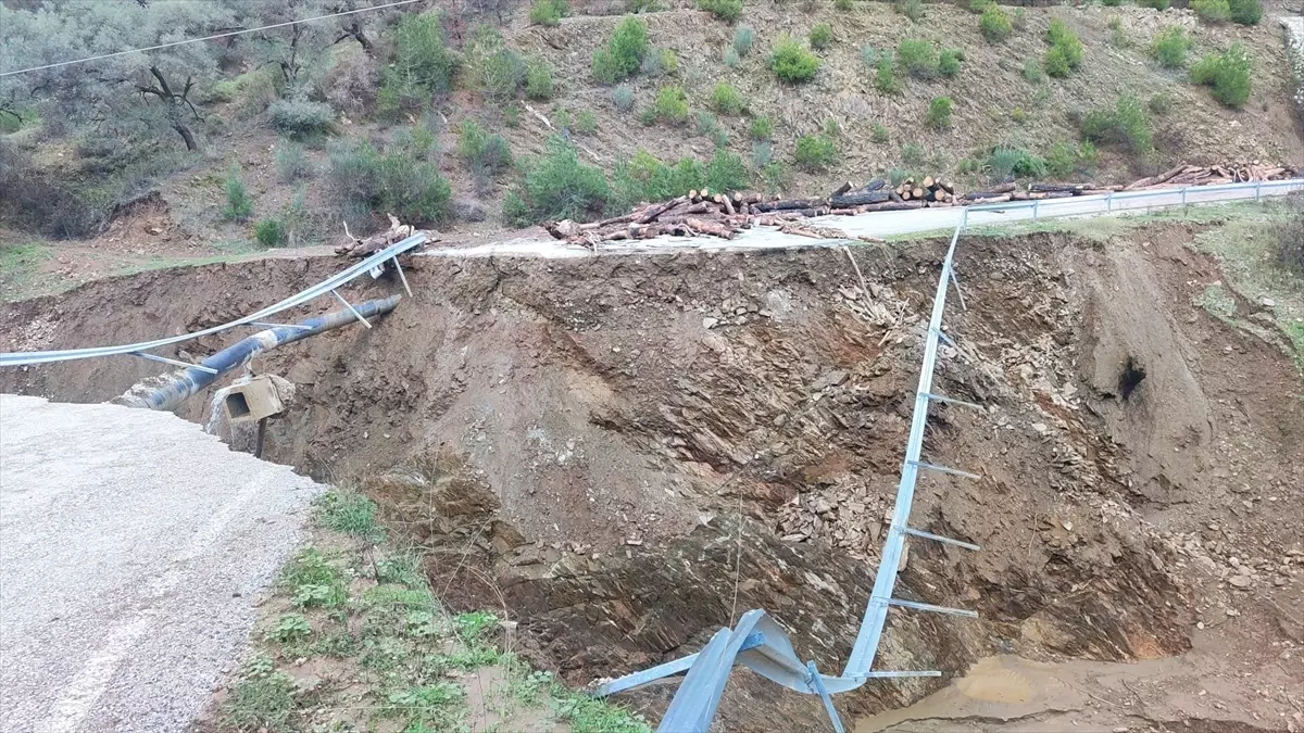 İzmir’de Sağanak, Köprüyü Yıkarak Yolu Kapattı!