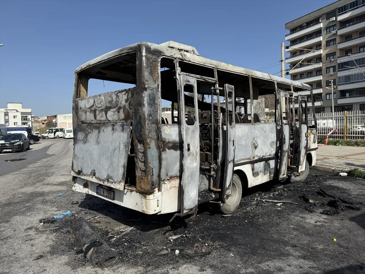 İzmir’de Midibüste Yangın: 16 Yaşındaki Çocuk Hayatını Kaybetti