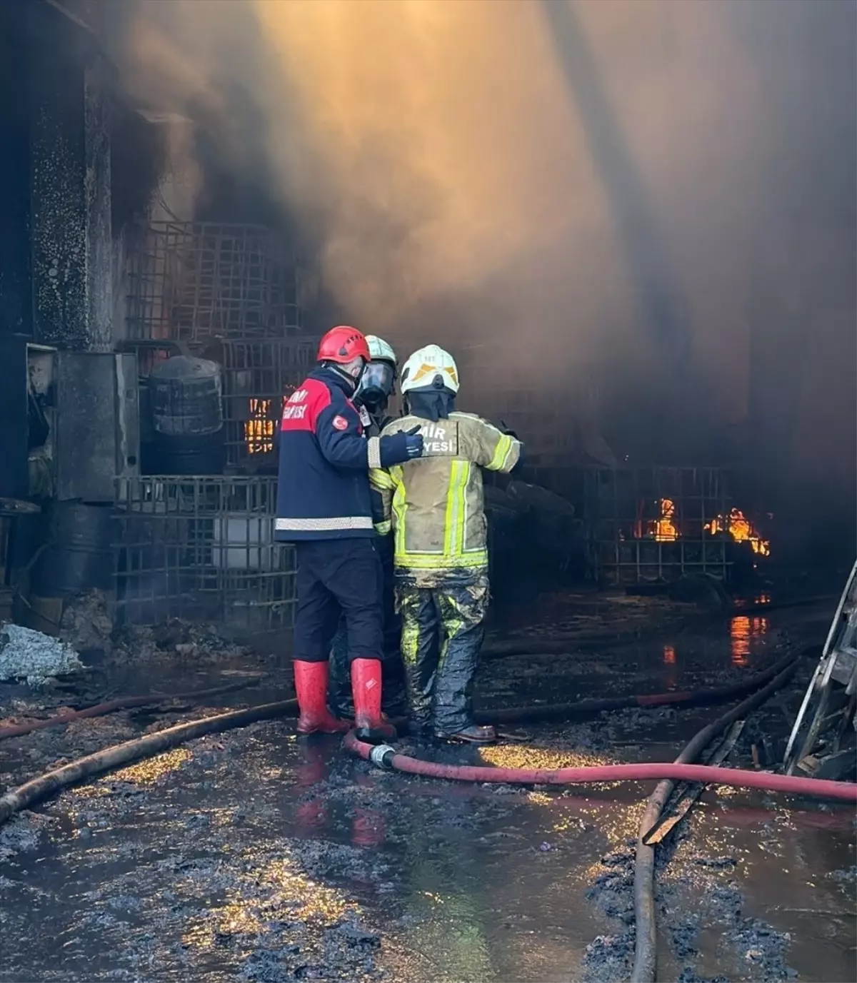 İzmir’de Geri Dönüşüm Fabrikasında Yangın Çıktı!