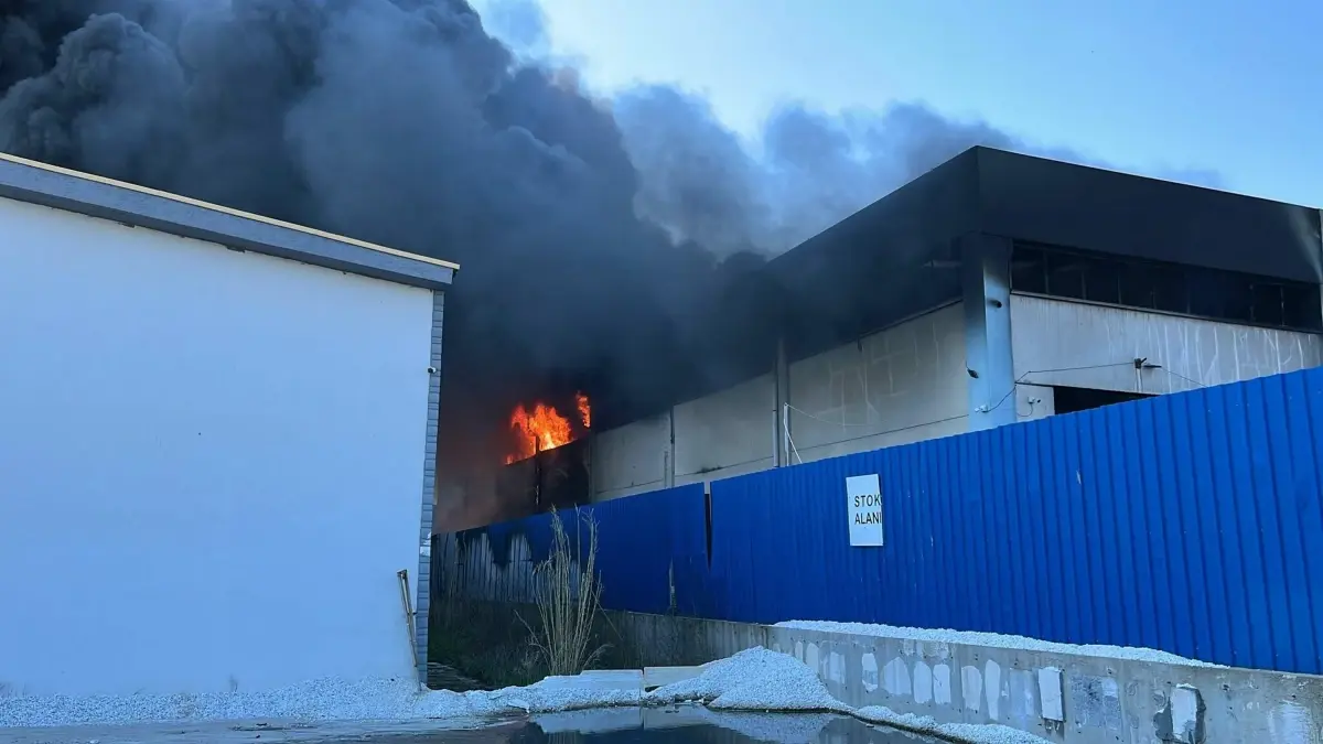 İzmir’deki Fabrikada Yangın: 1,5 Saatte Kontrol Altında!