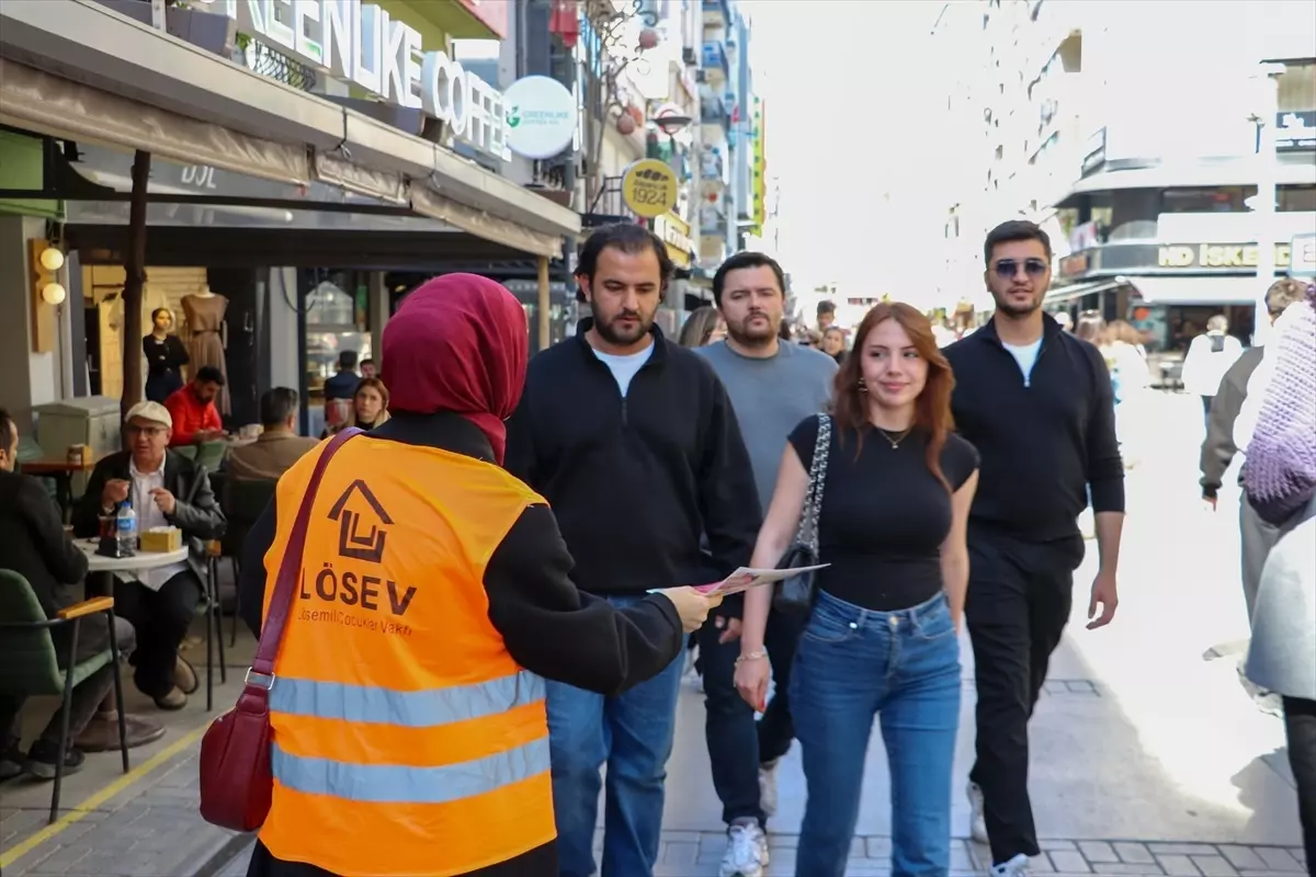 LÖSEV Gönüllülerinden İzmir’de Farkındalık Yürüyüşü!