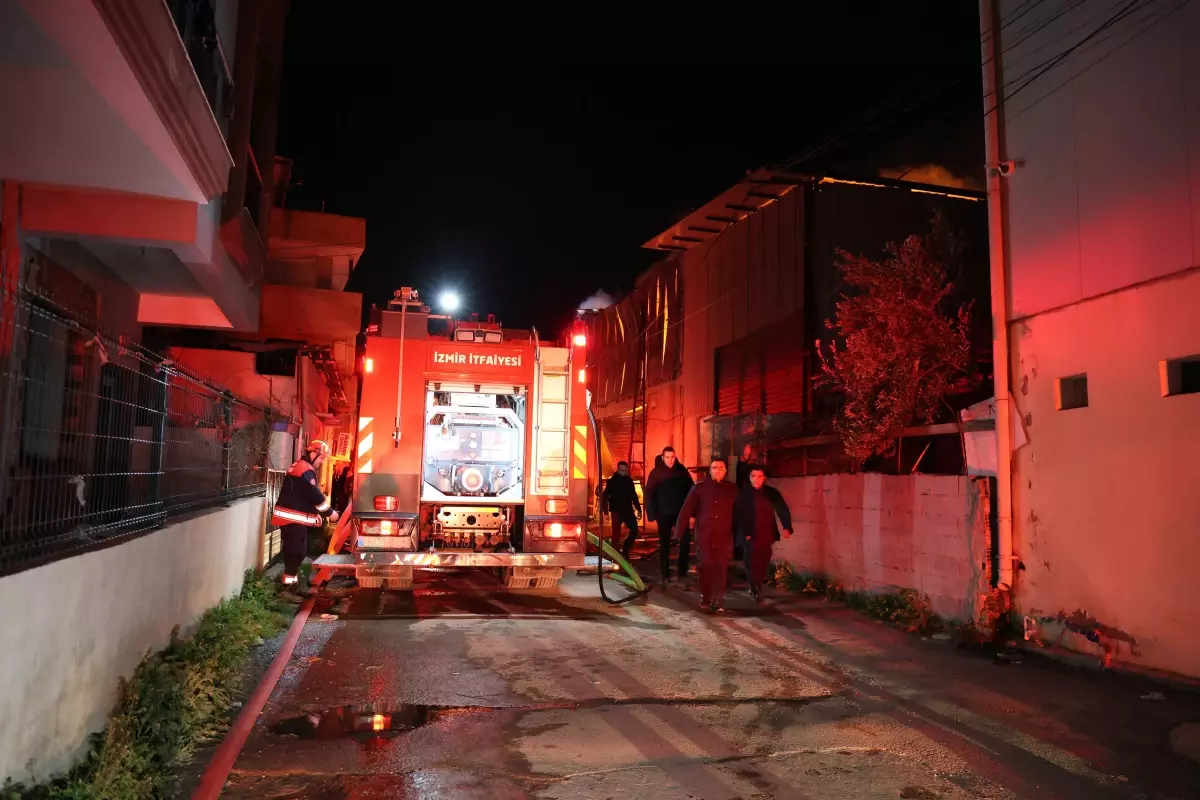 Buca’da Mobilya Atölyesinde Şiddetli Yangın!