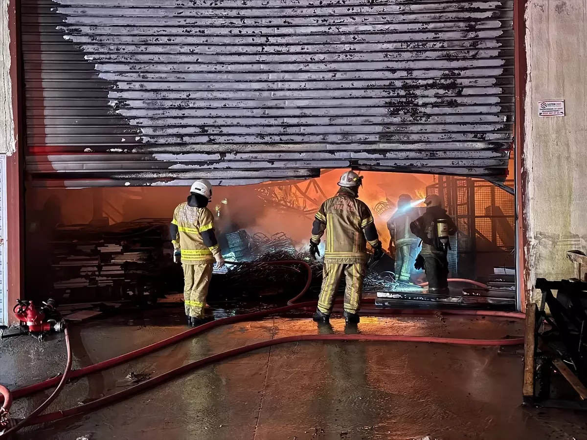 Buca’da Mobilya Atölyesinde Yangın Paniği!