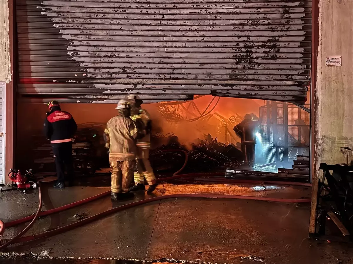 Buca’da Mobilya Atölyesinde Yangın Kontrol Altına Alındı