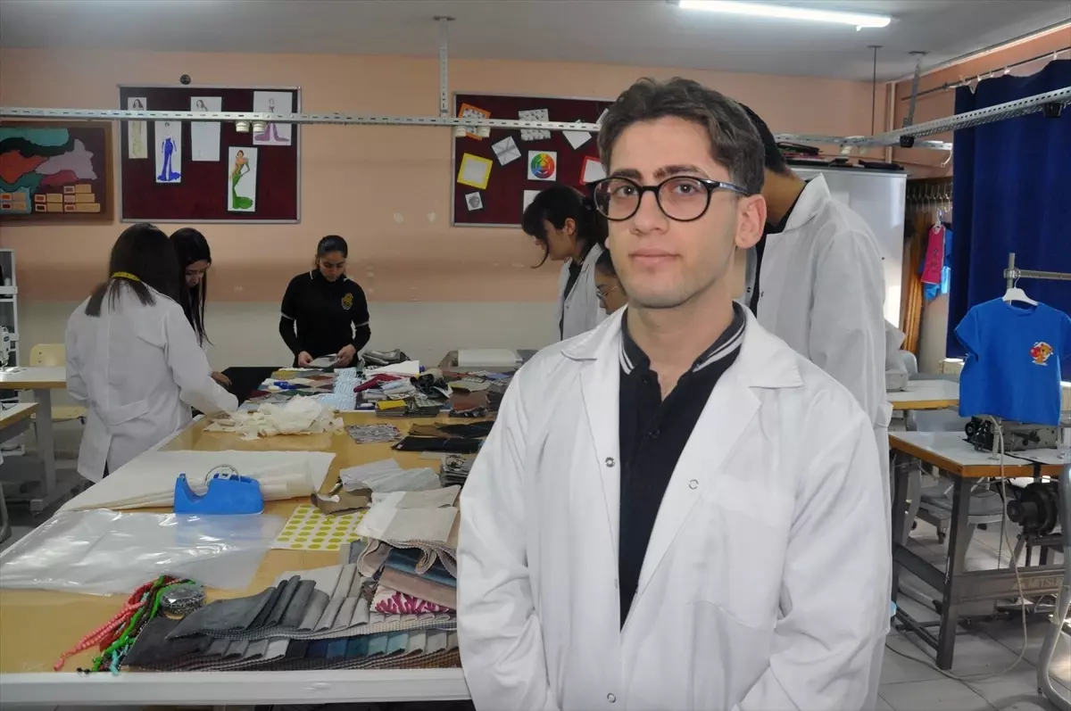 Öğrencilerden Atık Kumaşlarla Ramazan Seccadeleri