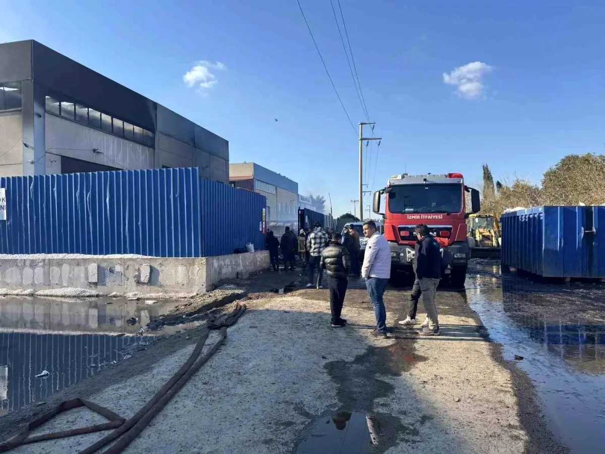 İzmir’deki Geri Dönüşüm Fabrikasında Yangın çıktı!