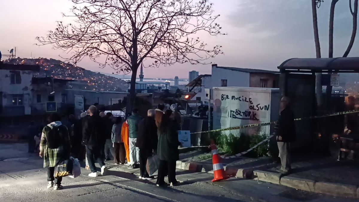 İzmir’de Freni Boşalan Kamyon Okul Bahçesine Düştü