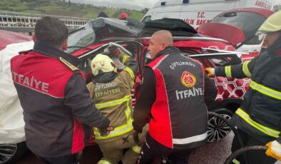 Otoyolda Tırla Çarpışan SUV’de 4 Yaralı!