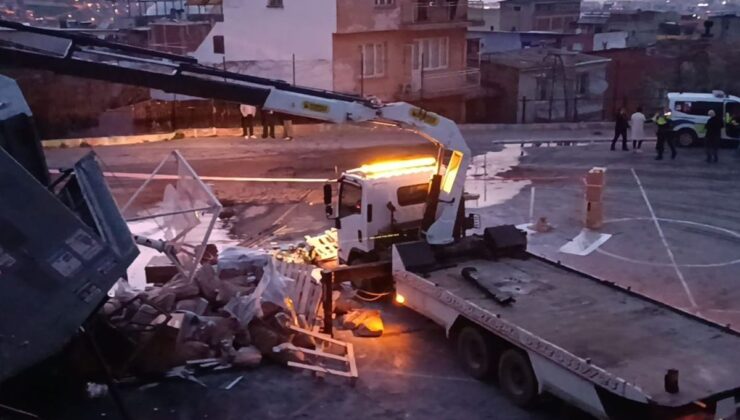 Freni Boşalan Kamyon Okul Bahçesine Uçtu!