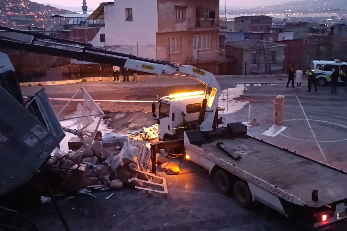 Freni Boşalan Kamyon Okul Bahçesine Uçtu!