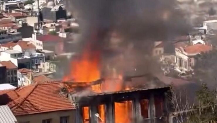 İzmir’de Metruk Binada Korkutan Yangın Söndürüldü