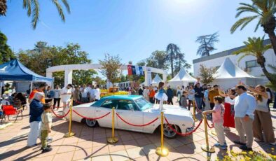 İzmir’de Klasik Araçlarla Zaman Yolculuğu!