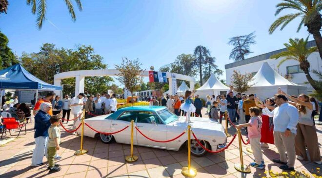 İzmir’de Klasik Araçlarla Zaman Yolculuğu!