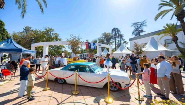 İzmir’de Klasik Araçlarla Zaman Yolculuğu!